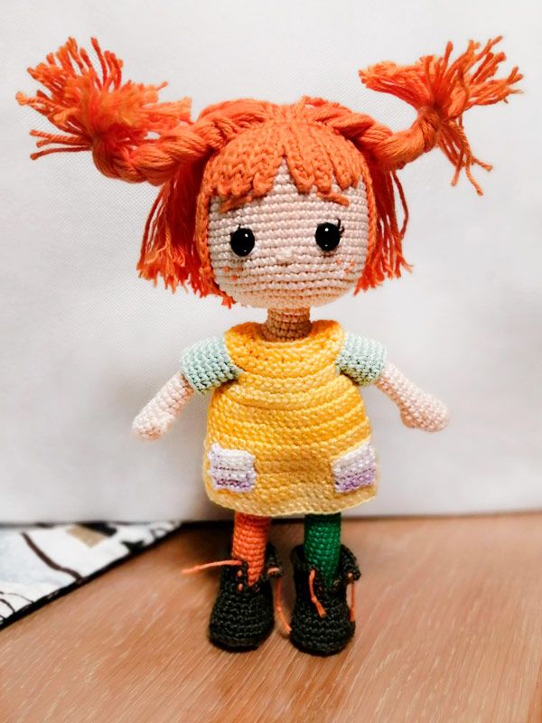 Peluches de personajes infantiles tejidos a mano